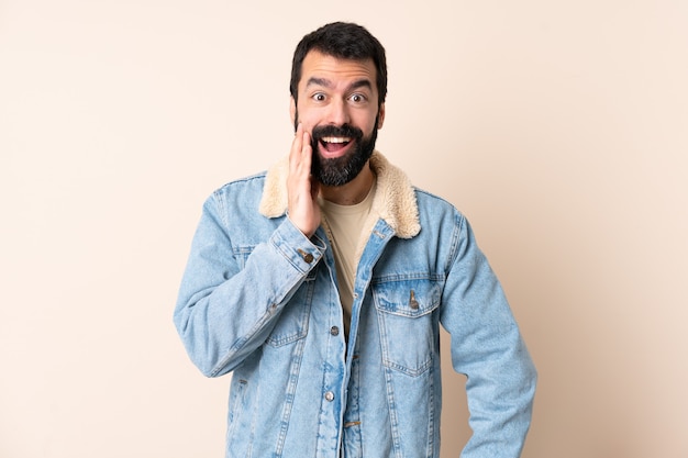 Hombre caucásico con barba aislado