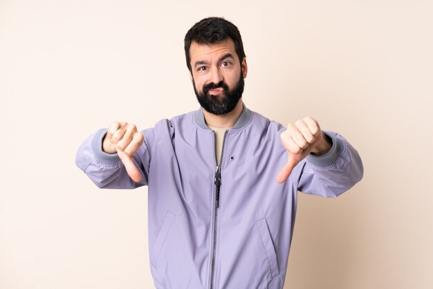 Hombre caucásico con barba con una chaqueta