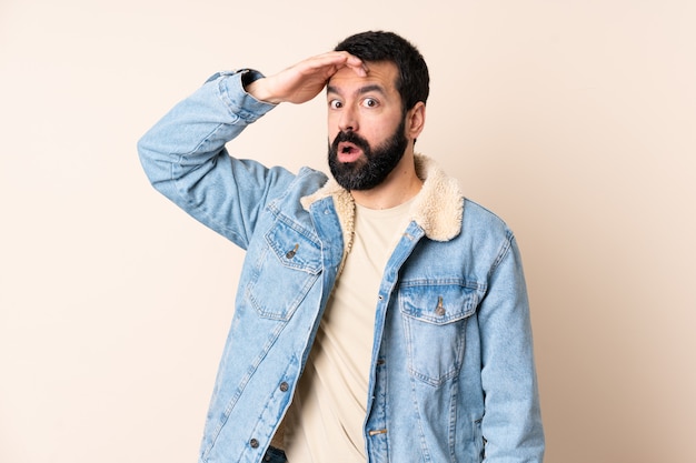 Hombre caucásico con barba haciendo gesto de sorpresa mientras mira a un lado