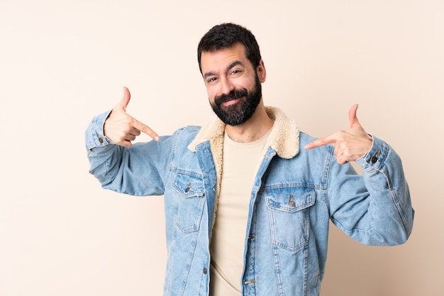 Hombre caucásico con barba sobre espacio aislado orgulloso y satisfecho de sí mismo