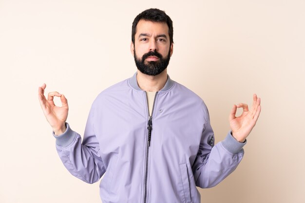 Hombre caucásico con barba vistiendo una chaqueta aislado