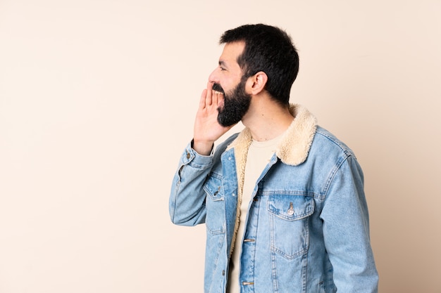 Hombre caucásico con barba