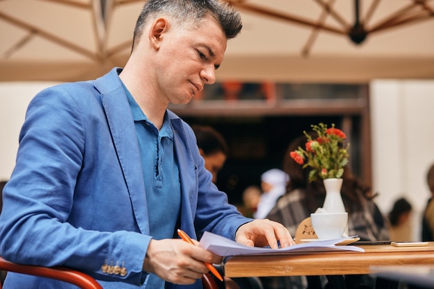 hombre caucásico en el café