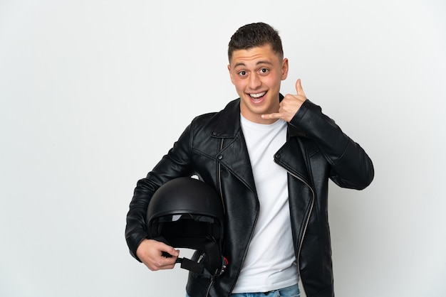 Hombre caucásico con un casco de moto aislado