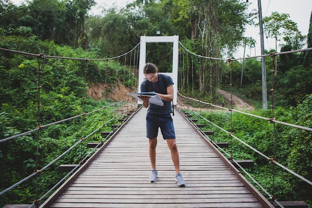 Hombre caucásico confundido mirando un mapa de viajes