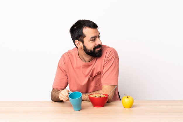 Hombre caucásico desayunando en una mesa. Retrato