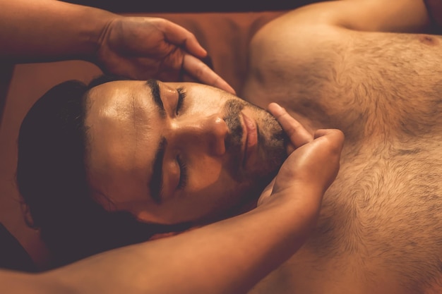 Foto hombre caucásico disfrutando de un relajante masaje de cabeza contra el estrés tranquilo