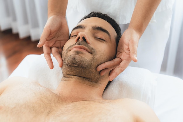 Foto hombre caucásico disfrutando de un relajante masaje de cabeza contra el estrés tranquilo