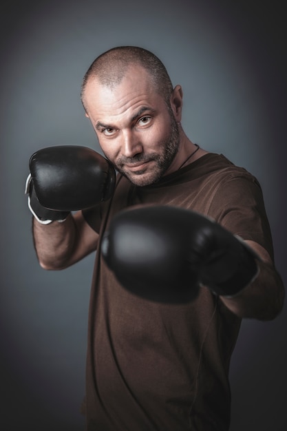 Hombre caucásico con guantes de boxeo