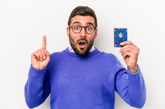 Hombre caucásico de informática joven aislado sobre fondo blanco que tiene una gran idea concepto de creatividad