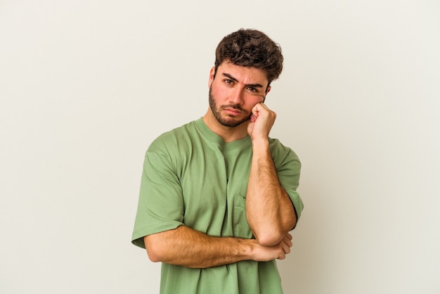 Foto hombre caucásico joven aislado sobre fondo blanco cansado de una tarea repetitiva.