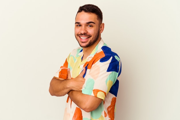 Hombre caucásico joven aislado sobre fondo blanco feliz, sonriente y alegre.