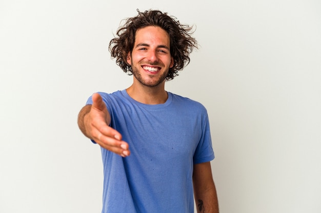 Hombre caucásico joven aislado sobre fondo blanco sonriendo y levantando el pulgar hacia arriba