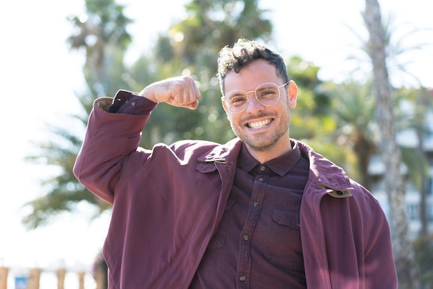 Hombre caucásico joven al aire libre