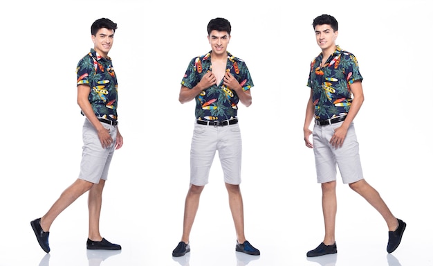 Hombre caucásico joven en camisa de polo blanca impresa tropical del verano, soporte corto y caminar en muchas acciones con una sonrisa feliz y un fondo blanco fuerte aislado, concepto de grupo de collage de cuerpo entero