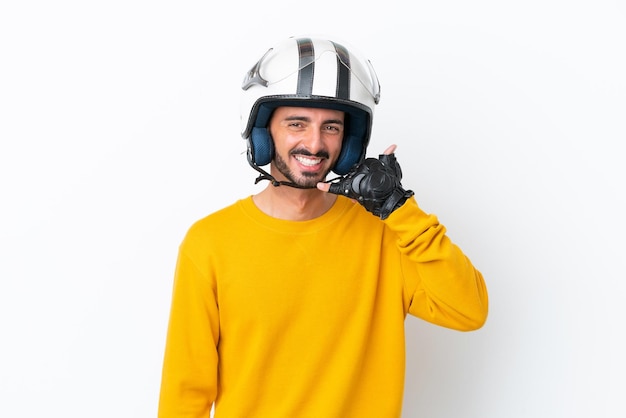 Hombre caucásico joven con un casco de motocicleta aislado sobre fondo blanco haciendo gesto de teléfono Llámame de nuevo signo