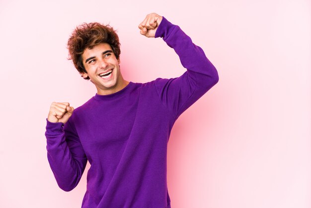 Hombre caucásico joven contra rosa