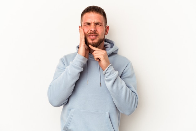 Hombre caucásico joven con diastema aislado sobre fondo blanco que tiene un fuerte dolor de dientes, dolor molar.