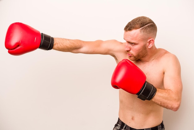 Hombre caucásico joven haciendo boxeo aislado sobre fondo blanco.