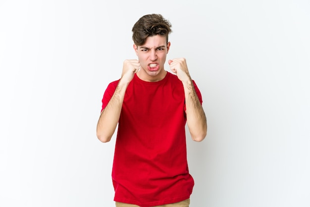 Foto hombre caucásico joven en malestar blanco gritando con las manos tensas.