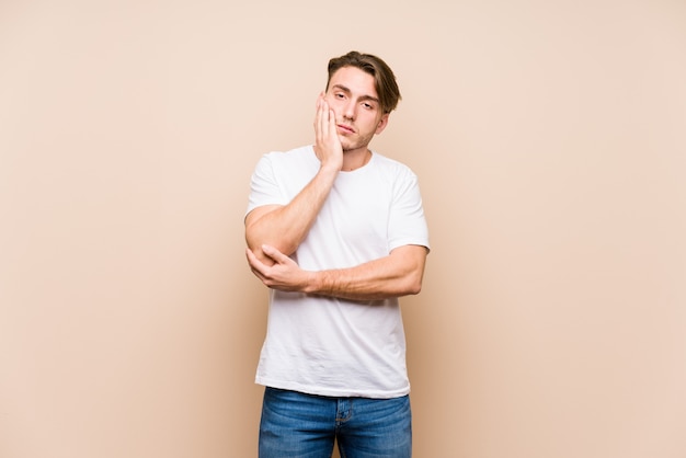 Hombre caucásico joven posando aislado que está aburrido, cansado y necesita un día de relax.