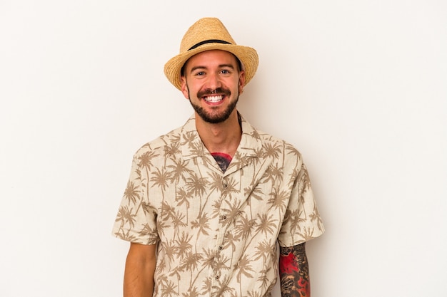 Hombre caucásico joven con tatuajes con ropa de verano aislado sobre fondo blanco feliz, sonriente y alegre.