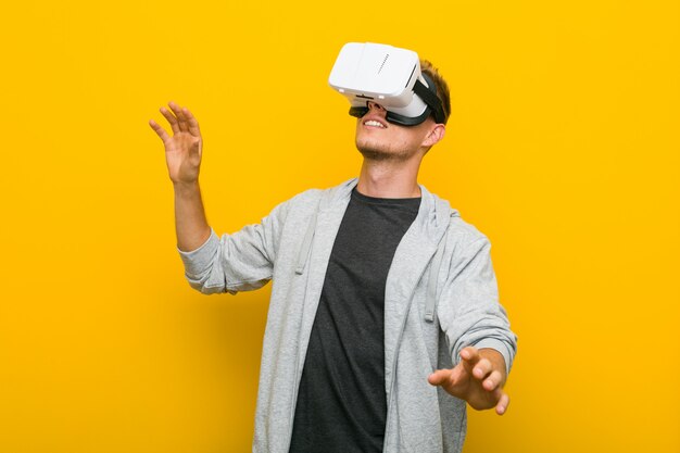 Hombre caucásico joven usando unas gafas de realidad virtual