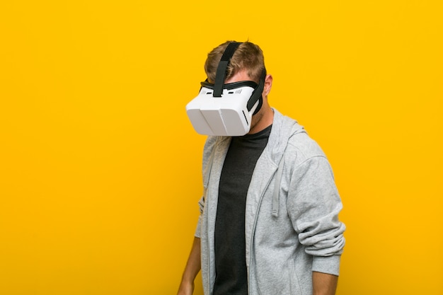 Hombre caucásico joven usando unas gafas de realidad virtual