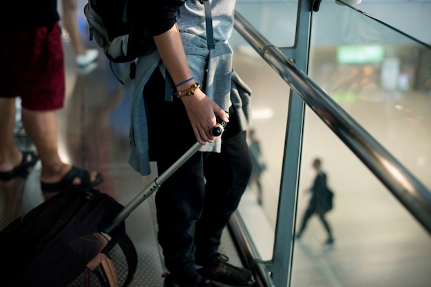 Hombre caucásico joven viaja con equipaje en el aeropuerto