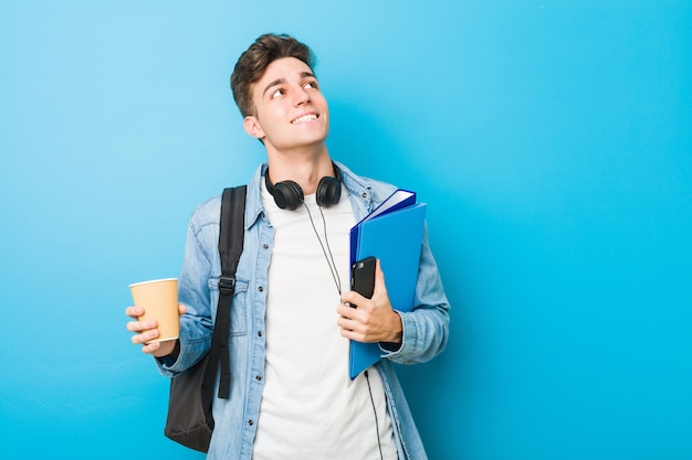 hombre caucásico listo para ir a la escuela