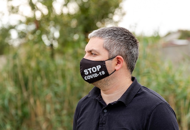 Hombre caucásico en una mascarilla médica contra la contaminación del aire