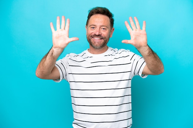 Hombre caucásico de mediana edad aislado de fondo azul contando diez con los dedos
