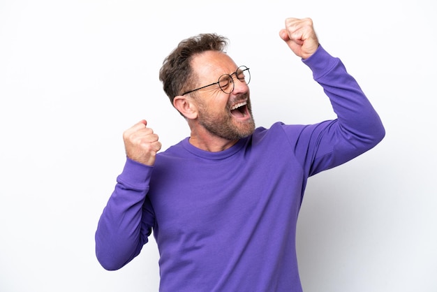 Hombre caucásico de mediana edad aislado de fondo blanco celebrando una victoria