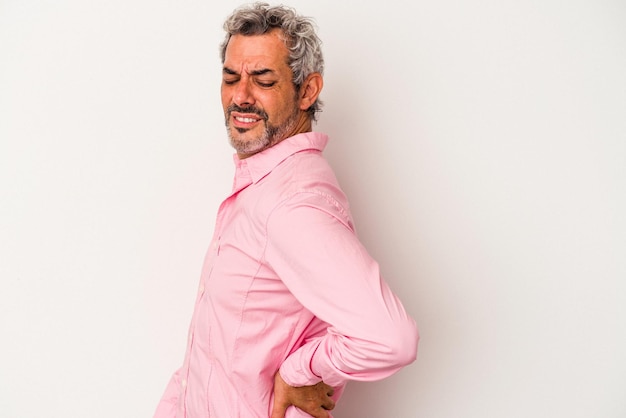 Foto hombre caucásico de mediana edad aislado de fondo blanco que sufre dolor de espalda.