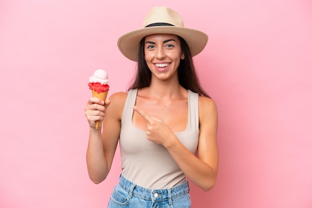 Hombre caucásico de mediana edad aislado de fondo rosa con gafas y expresión frustrada