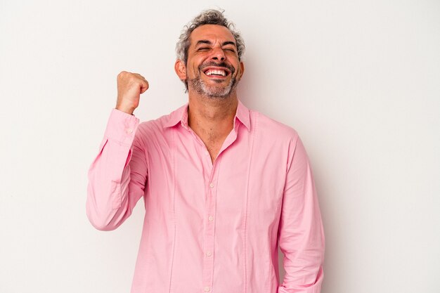 Hombre caucásico de mediana edad aislado sobre fondo blanco celebrando una victoria, pasión y entusiasmo, expresión feliz.