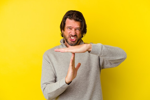 Hombre caucásico de mediana edad aislado