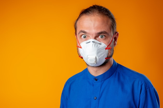 Hombre caucásico de mediana edad con mascarilla médica