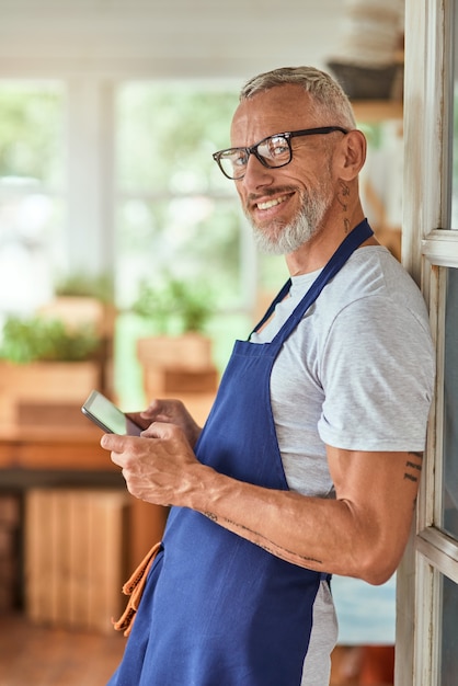 Foto hombre caucásico de mediana edad con tableta en manos