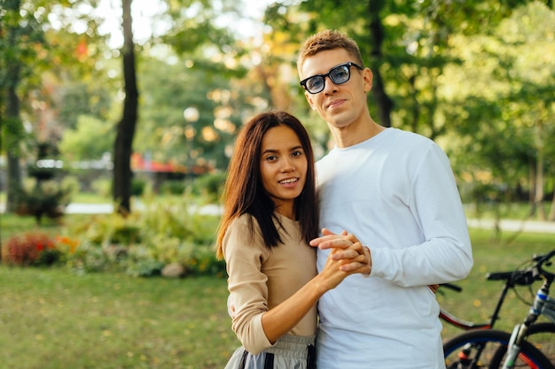 hombre caucásico y mujer hispana están saliendo y sintiéndose felices