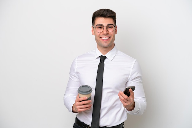 Hombre caucásico de negocios aislado sobre fondo blanco con café para llevar y un móvil