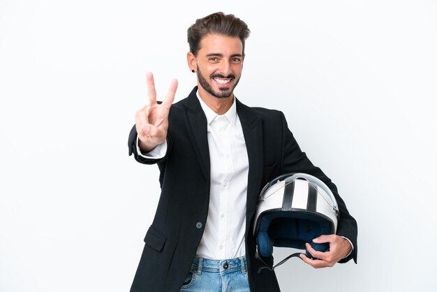 Hombre caucásico de negocios aislado sobre fondo blanco sonriendo y mostrando el signo de la victoria