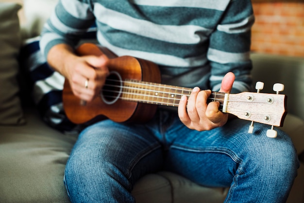 Hombre caucásico, practicar, ukulele