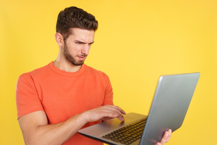 Foto hombre caucásico que tiene un problema con una computadora portátil