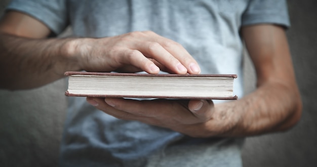 Foto hombre caucásico sosteniendo la biblia.