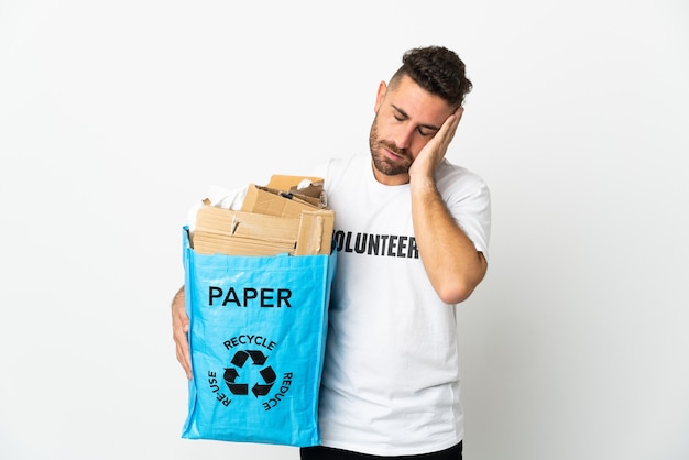 Hombre caucásico sosteniendo una bolsa de reciclaje llena de papel para reciclar aislado