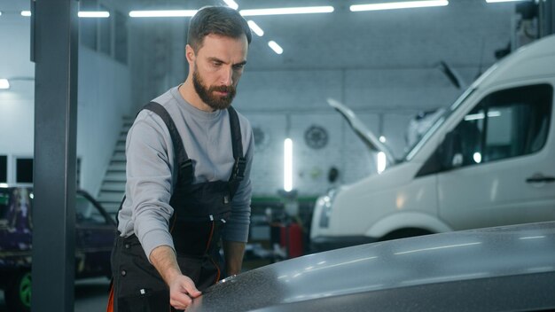 Hombre caucásico técnico mecánico trabajador industrial ingeniero de reparación en uniforme hombre coche