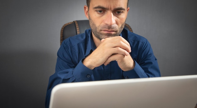 Hombre caucásico trabajando con una computadora portátil