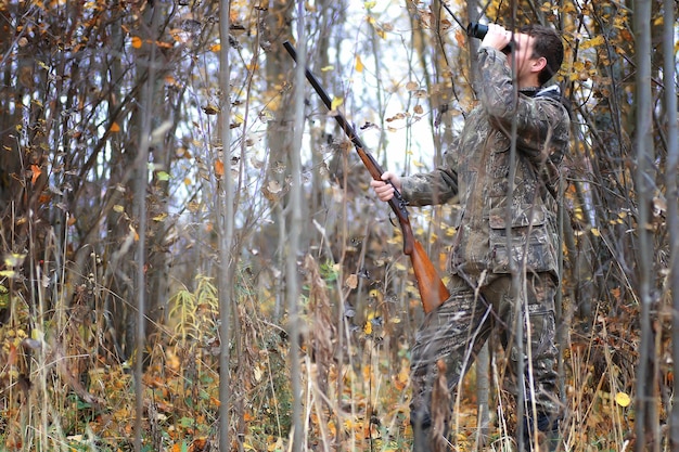 Hombre cazador al aire libre en otoño bosque caza solo