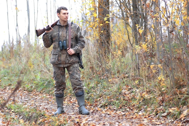 Hombre cazador al aire libre en otoño bosque caza solo